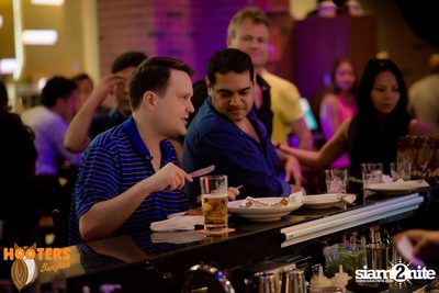 Friday Night at Hooters Bangkok, Sukhumvit Soi 15 — photo 89