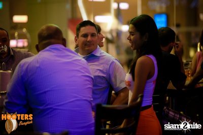 Friday Night at Hooters Bangkok, Sukhumvit Soi 15 — photo 90