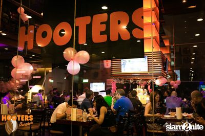 Saturday Night at Hooters Bangkok, Sukhumvit Soi 15 — photo 1