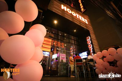 Saturday Night at Hooters Bangkok, Sukhumvit Soi 15 — photo 2