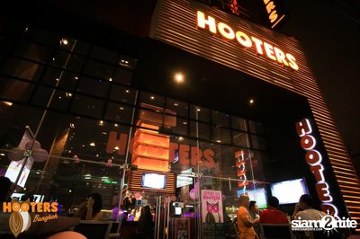 Saturday Night at Hooters Bangkok, Sukhumvit Soi 15 — photo 3