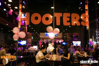 Saturday Night at Hooters Bangkok, Sukhumvit Soi 15 — photo 4