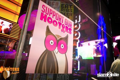Saturday Night at Hooters Bangkok, Sukhumvit Soi 15 — photo 5