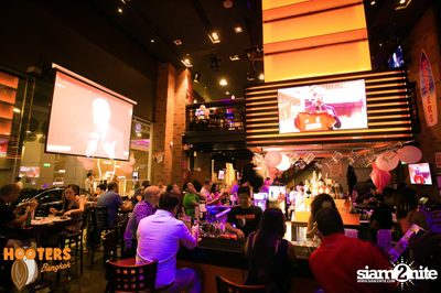 Saturday Night at Hooters Bangkok, Sukhumvit Soi 15 — photo 6