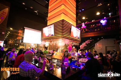Saturday Night at Hooters Bangkok, Sukhumvit Soi 15 — photo 7