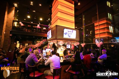 Saturday Night at Hooters Bangkok, Sukhumvit Soi 15 — photo 8