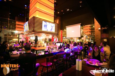 Saturday Night at Hooters Bangkok, Sukhumvit Soi 15 — photo 9
