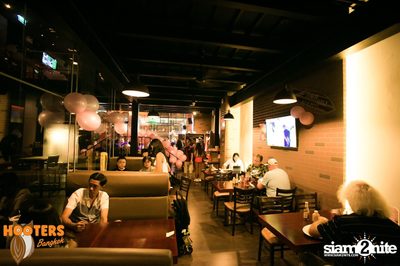 Saturday Night at Hooters Bangkok, Sukhumvit Soi 15 — photo 10