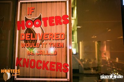 Saturday Night at Hooters Bangkok, Sukhumvit Soi 15 — photo 11
