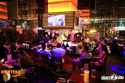 Saturday Night at Hooters Bangkok, Sukhumvit Soi 15 — photo 12