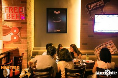 Saturday Night at Hooters Bangkok, Sukhumvit Soi 15 — photo 13