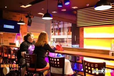 Saturday Night at Hooters Bangkok, Sukhumvit Soi 15 — photo 15