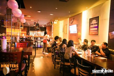 Saturday Night at Hooters Bangkok, Sukhumvit Soi 15 — photo 16