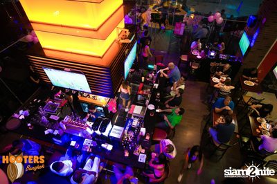 Saturday Night at Hooters Bangkok, Sukhumvit Soi 15 — photo 17