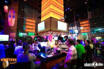Saturday Night at Hooters Bangkok, Sukhumvit Soi 15 — photo 20