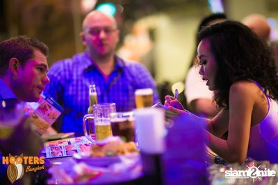 Saturday Night at Hooters Bangkok, Sukhumvit Soi 15 — photo 22