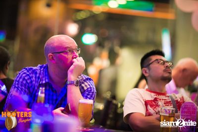 Saturday Night at Hooters Bangkok, Sukhumvit Soi 15 — photo 24
