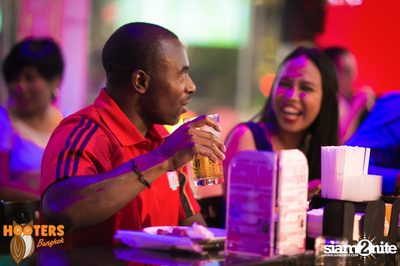 Saturday Night at Hooters Bangkok, Sukhumvit Soi 15 — photo 25