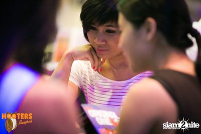 Saturday Night at Hooters Bangkok, Sukhumvit Soi 15 — photo 31