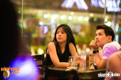 Saturday Night at Hooters Bangkok, Sukhumvit Soi 15 — photo 38