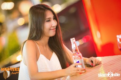 Saturday Night at Hooters Bangkok, Sukhumvit Soi 15 — photo 39
