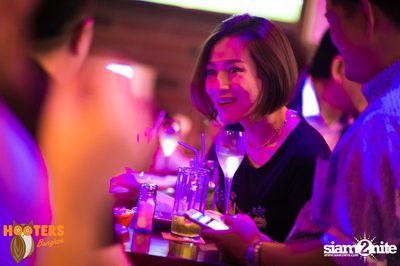 Saturday Night at Hooters Bangkok, Sukhumvit Soi 15 — photo 41