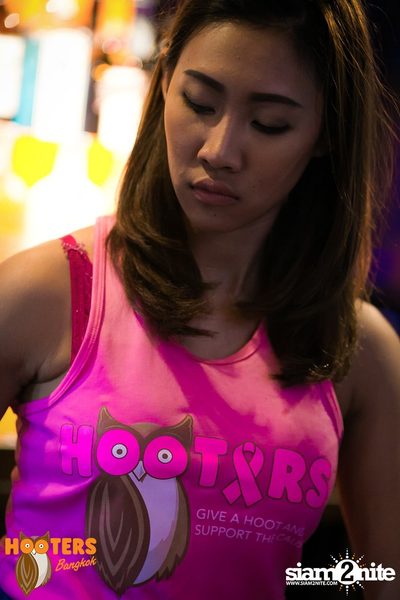 Saturday Night at Hooters Bangkok, Sukhumvit Soi 15 — photo 46