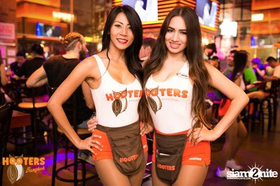 Saturday Night at Hooters Bangkok, Sukhumvit Soi 15 — photo 47