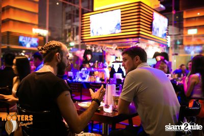 Saturday Night at Hooters Bangkok, Sukhumvit Soi 15 — photo 49