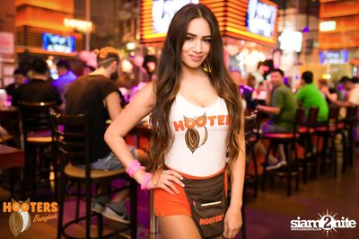 Saturday Night at Hooters Bangkok, Sukhumvit Soi 15 — photo 50