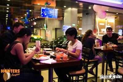 Saturday Night at Hooters Bangkok, Sukhumvit Soi 15 — photo 53
