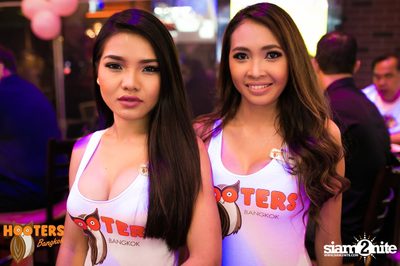 Saturday Night at Hooters Bangkok, Sukhumvit Soi 15 — photo 54
