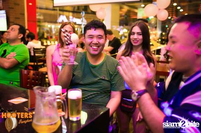 Saturday Night at Hooters Bangkok, Sukhumvit Soi 15 — photo 55