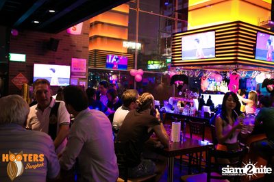 Saturday Night at Hooters Bangkok, Sukhumvit Soi 15 — photo 59