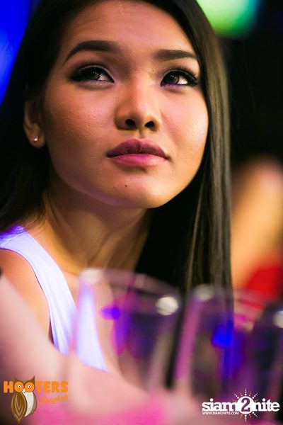 Saturday Night at Hooters Bangkok, Sukhumvit Soi 15 — photo 60