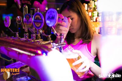 Saturday Night at Hooters Bangkok, Sukhumvit Soi 15 — photo 61