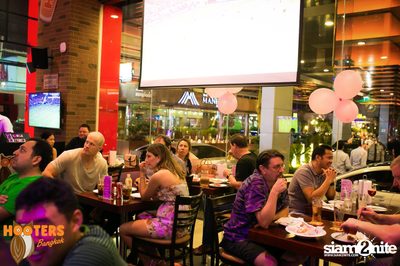 Saturday Night at Hooters Bangkok, Sukhumvit Soi 15 — photo 62