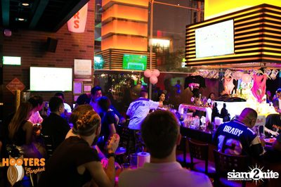Saturday Night at Hooters Bangkok, Sukhumvit Soi 15 — photo 63