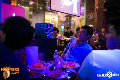 Saturday Night at Hooters Bangkok, Sukhumvit Soi 15 — photo 65