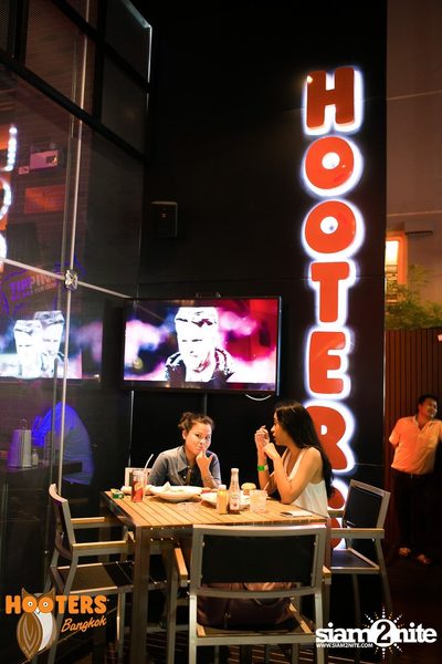 Saturday Night at Hooters Bangkok, Sukhumvit Soi 15 — photo 66