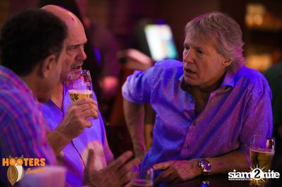 Saturday Night at Hooters Bangkok, Sukhumvit Soi 15 — photo 67