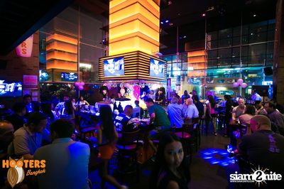Saturday Night at Hooters Bangkok, Sukhumvit Soi 15 — photo 68