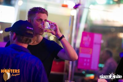 Saturday Night at Hooters Bangkok, Sukhumvit Soi 15 — photo 70