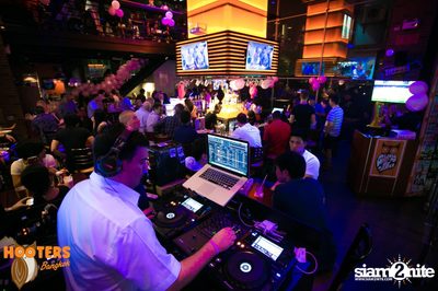 Saturday Night at Hooters Bangkok, Sukhumvit Soi 15 — photo 76