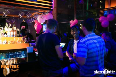 Saturday Night at Hooters Bangkok, Sukhumvit Soi 15 — photo 77