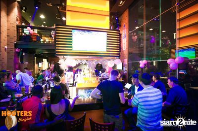 Saturday Night at Hooters Bangkok, Sukhumvit Soi 15 — photo 78