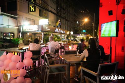Saturday Night at Hooters Bangkok, Sukhumvit Soi 15 — photo 79