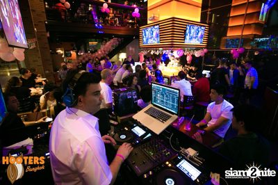 Saturday Night at Hooters Bangkok, Sukhumvit Soi 15 — photo 80
