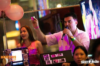 Saturday Night at Hooters Bangkok, Sukhumvit Soi 15 — photo 82