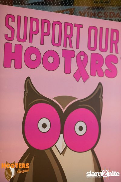 Friday Night at Hooters Bangkok, Sukhumvit Soi 15 — photo 1